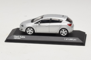 Opel Astra J Сребрист Minichamps 1:43 400049000 Метал