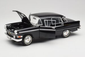 Opel Kapitan P2 Черен Revell 1:18 08821 Метал — снимка 2 от 8