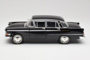 Opel Kapitan P2 Черен Revell 1:18 08821 Метал — снимка 4 от 8