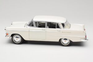 Opel Kapitan P2 Бял Revell 1:18 08821-M1 Метал — снимка 4 от 8