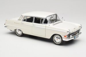 Opel Kapitan P2 Бял Revell 1:18 08821-M1 Метал — снимка 6 от 8