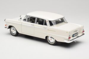Opel Kapitan P2 Бял Revell 1:18 08821-M1 Метал — снимка 7 от 8
