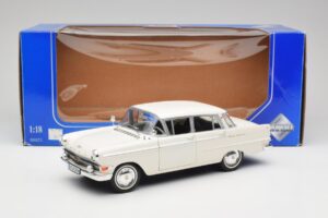 Opel Kapitan P2 Бял Revell 1:18 08821-M1 Метал — снимка 8 от 8