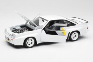 Opel Manta 400 Homologation Бял Revell 1:18 8819 Метал — снимка 2 от 8