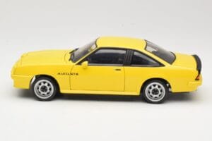 Opel Manta B GT/E Жълт Revell 1:18 08421 Метал — снимка 4 от 8