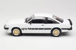 Opel Manta B Sport Бял MCG 1:18 MCG18237 Метал — снимка 3 от 6