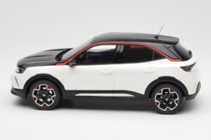 Opel Mokka-E GS Line Jada Бял Otto 1:18 OT1045 Смола — снимка 3 от 6