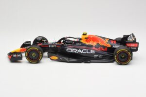 Oracle Red Bull Racing RB18 #11 S. Perez Miami GP 2022 Minichamps 1:18 110220511 Метал — снимка 3 от 6