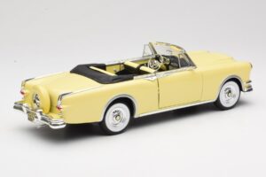 Packard Caribbean Кабриолет Жълт Road Signature 1:18 92798 Метал — снимка 3 от 8