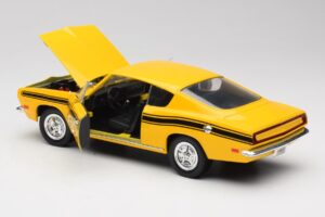 Plymouth Barracuda Жълт Road Legends 1:18 92178 Метал — снимка 5 от 8
