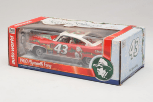 Plymouth Fury #43 R. Petty NASCAR 1960 Auto World 1:24 AW24003/06 Метал — снимка 3 от 3