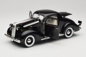 Pontiac Deluxe Черен Signature Models 1:18 18106 Метал — снимка 2 от 8