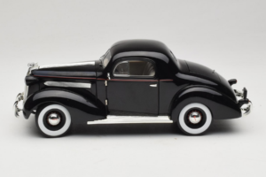 Pontiac Deluxe Черен Signature Models 1:18 18106 Метал — снимка 4 от 8