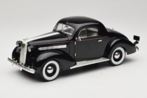 Pontiac Deluxe Черен Signature Models 1:18 18106 Метал