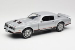 Pontiac Firebird Formula Сребрист ERTL 1:18 33514 Метал