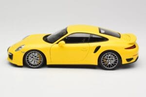 Porsche 911 991 Turbo S Жълт Със Сребърни Джанти Minichamps 1:18 110062322 Метал — снимка 4 от 8