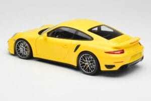 Porsche 911 991 Turbo S Жълт Със Сребърни Джанти Minichamps 1:18 110062322 Метал — снимка 5 от 8