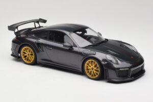 Porsche 911 991.2 GT2 RS Weissach Package Purple Metallic Със Златни Магнезиеви Джанти Minichamps 1:18 153068322 Метал — снимка 4 от 6