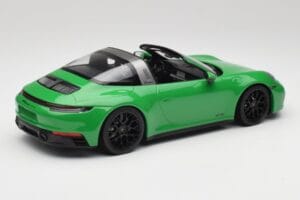 Porsche 911 991.2 Targa 4 GTS British Racing Зелен Minichamps 1:18 155061065 Метал — снимка 2 от 6