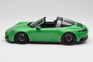 Porsche 911 991.2 Targa 4 GTS British Racing Зелен Minichamps 1:18 155061065 Метал — снимка 3 от 6