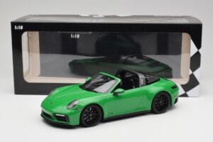 Porsche 911 991.2 Targa 4 GTS British Racing Зелен Minichamps 1:18 155061065 Метал — снимка 6 от 6