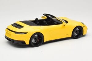 Porsche 911 992 Carrera 4 GTS Кабриолет Жълт Minichamps 1:18 155063030 Метал — снимка 2 от 6
