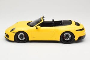 Porsche 911 992 Carrera 4 GTS Кабриолет Жълт Minichamps 1:18 155063030 Метал — снимка 3 от 6
