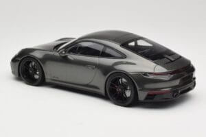 Porsche 911 992 Carrera 4 GTS Green Metallic Minichamps 1:18 155063101 Метал — снимка 5 от 6
