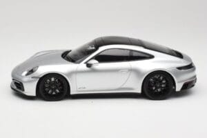 Porsche 911 992 Carrera 4 GTS Сребрист Minichamps 1:18 155063104 Метал — снимка 3 от 6