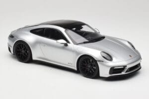 Porsche 911 992 Carrera 4 GTS Сребрист Minichamps 1:18 155063104 Метал — снимка 4 от 6