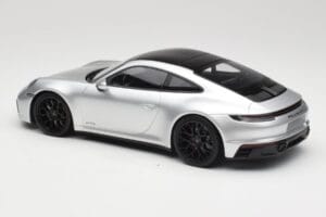 Porsche 911 992 Carrera 4 GTS Сребрист Minichamps 1:18 155063104 Метал — снимка 5 от 6