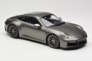Porsche 911 992 Carrera 4S Aventurine Green Metallic Minichamps 1:18 155067328 Метал — снимка 2 от 6