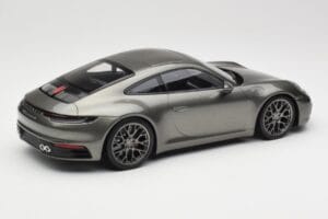Porsche 911 992 Carrera 4S Aventurine Green Metallic Minichamps 1:18 155067328 Метал — снимка 3 от 6