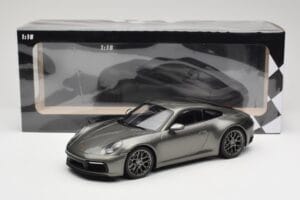 Porsche 911 992 Carrera 4S Aventurine Green Metallic Minichamps 1:18 155067328 Метал — снимка 6 от 6