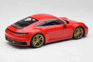 Porsche 911 992 Carrera 4S Guards Червен & Златни Джанти Minichamps 1:18 153067328 Метал — снимка 2 от 6