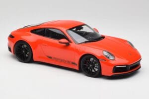 Porsche 911 992 Carrera 4S Lava Оранжев Minichamps 1:18 155067327 Метал — снимка 4 от 6