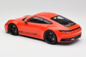Porsche 911 992 Carrera 4S Lava Оранжев Minichamps 1:18 155067327 Метал — снимка 5 от 6