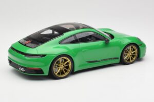 Porsche 911 992 Carrera 4S Python Green Minichamps 1:18 155067325 Метал — снимка 2 от 6