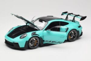 Porsche 911 992 GT3 RS Python Green & Dark Silver Wheels Minichamps 1:18 110062026 Метал — снимка 2 от 8