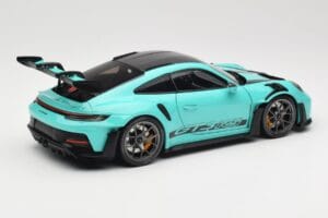 Porsche 911 992 GT3 RS Python Green & Dark Silver Wheels Minichamps 1:18 110062026 Метал — снимка 3 от 8