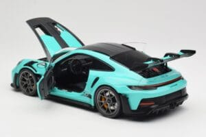 Porsche 911 992 GT3 RS Python Green & Dark Silver Wheels Minichamps 1:18 110062026 Метал — снимка 5 от 8