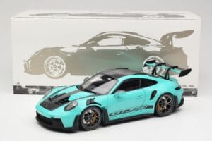 Porsche 911 992 GT3 RS Python Green & Dark Silver Wheels Minichamps 1:18 110062026 Метал — снимка 8 от 8