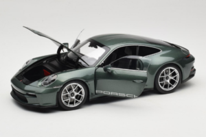 Porsche 911 992 S/T Malachite Green Metallic Norev 1:18 187472 Метал — снимка 2 от 8