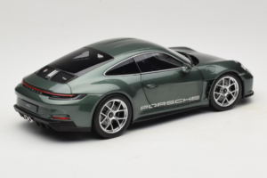 Porsche 911 992 S/T Malachite Green Metallic Norev 1:18 187472 Метал — снимка 3 от 8