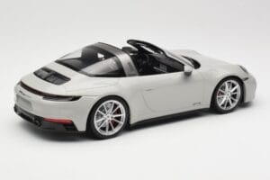 Porsche 911 992 Targa 4 GTS Сив Minichamps 1:18 155061064 Метал — снимка 2 от 6