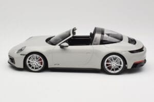 Porsche 911 992 Targa 4 GTS Сив Minichamps 1:18 155061064 Метал — снимка 3 от 6