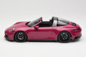 Porsche 911 992 Targa 4 GTS Rubystar Minichamps 1:18 155061066 Метал — снимка 3 от 6
