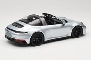Porsche 911 992 Targa 4 GTS Сребрист Minichamps 1:18 155061061 Метал — снимка 2 от 6