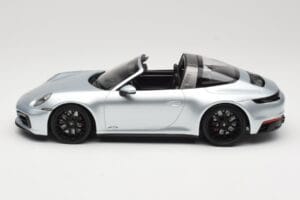 Porsche 911 992 Targa 4 GTS Сребрист Minichamps 1:18 155061061 Метал — снимка 3 от 6
