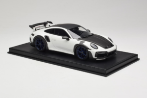Porsche 911 992 TechArt GTstreet R Бял Със Сини Джанти TechArt 1:18 REMC014 Смола — снимка 4 от 6